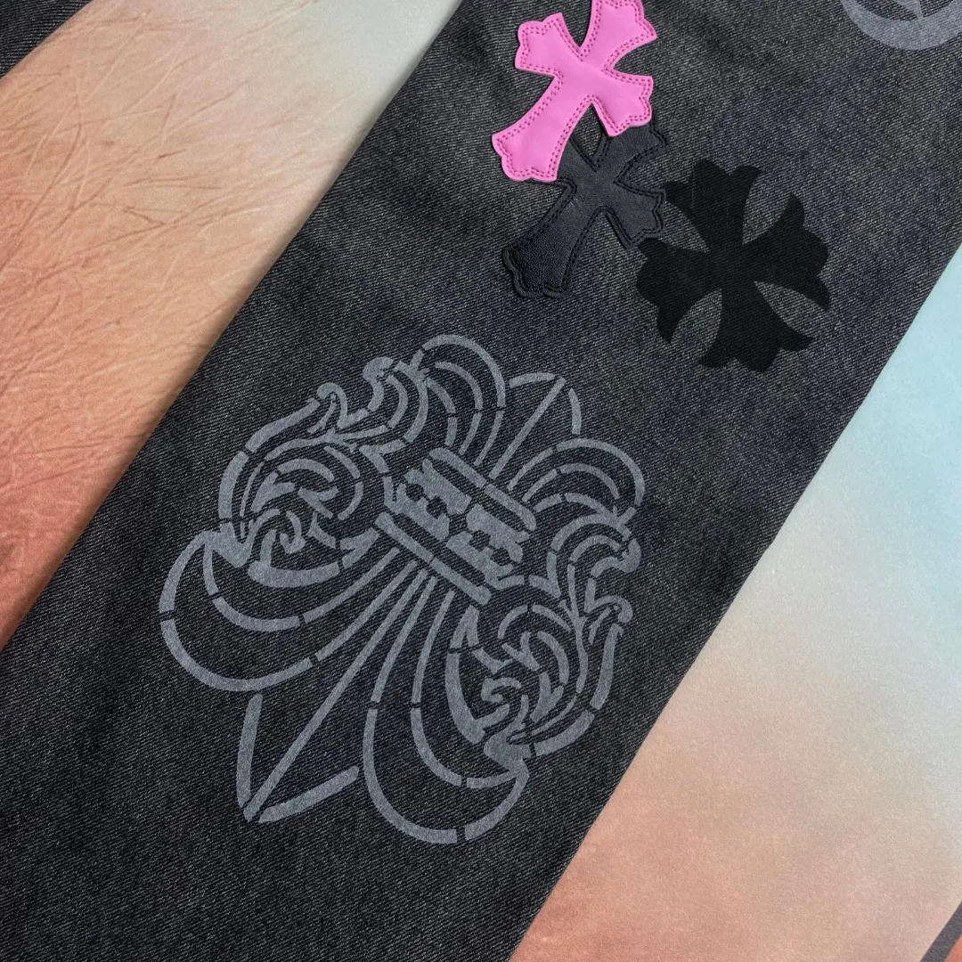 🅿️290 🔘Style number-KL113 🔘Croxin𝐂𝐡𝐫𝐨𝐦𝐞 𝐇𝐞𝐚𝐫𝐭 24SS custom-made printed purple leather limited edition jeans* In the Croxin series, these pants are directly "killing" with their appearance! In terms of color, it is one of a kind and stands out among other items. The fabric is made of beaded canvas and has been heavily washed. The upper body is not only full of texture, but also soft and skin-friendly, with excellent breathability. In terms of cutting, the trousers use three-dimensional cutting technology to create a straight trousers shape that is suitable for various body types. In addition, the hardware is customized according to the genuine ZP, and is paired with an ingenious customized small leather label, showing high-end design and details. The entire trousers are neatly routed and finely crafted, fully displaying the beauty of simplicity. In terms of style, it perfectly interprets the concept of genderless dressing. Whether it is a boy or a girl, it can be easily worn and exudes a super A aura.  Size: S M L XL XXL (28.30.32.34.36) Color: Black